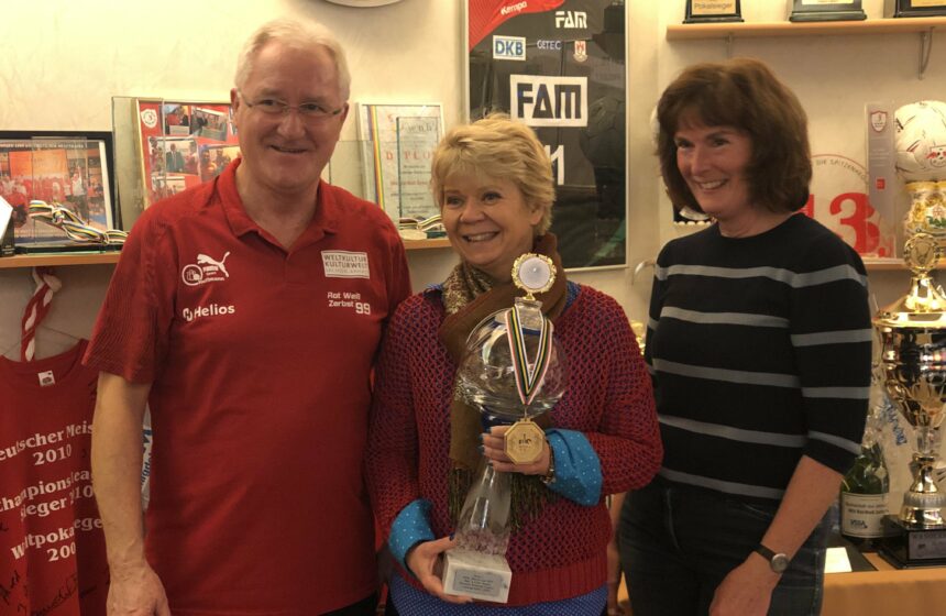 Conny mit Weltpokal